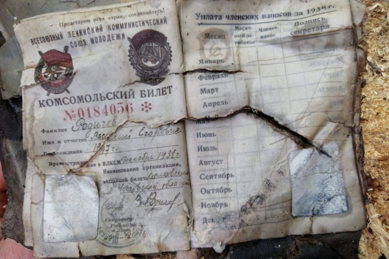В Тверской области из воронки извлекли истребитель времен войны с останками советского летчика