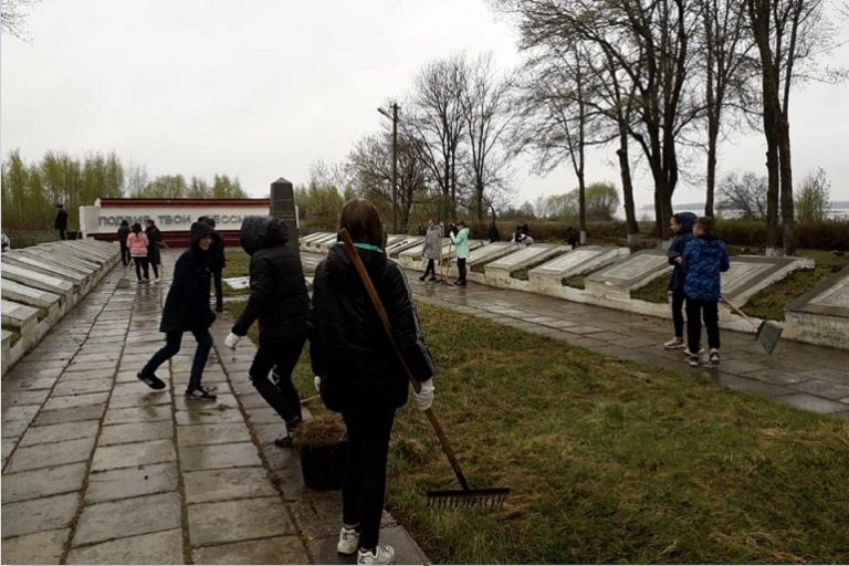 В Тверской области люди своими силами и за свой счет восстановили разрушавшийся мемориал на братском захоронении