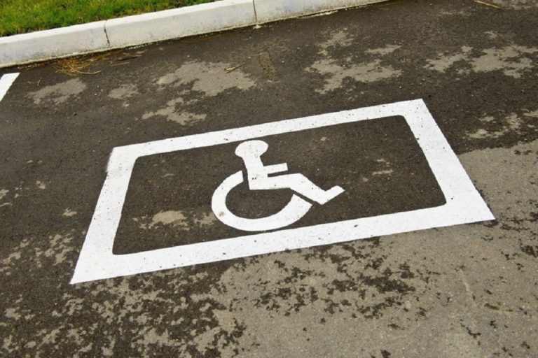 На платных парковках в Твери появились места для инвалидов