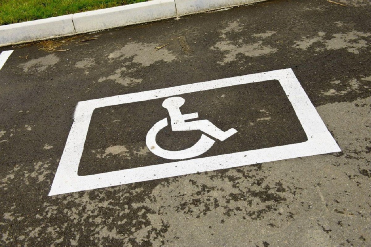 В Госдуме предложили разрешить инвалидам бесплатно парковать автомобиль в любом месте