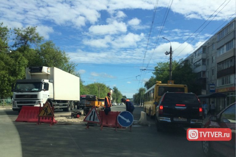 На Волоколамском проспекте в Твери ремонтники перегородили две полосы