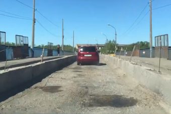 В Тверской области водители запечатлели на видео ужасающие последствия шестичасового ремонта моста через железную дорогу