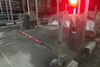 В Тверской области на платной трассе М-11 фуры ломают шлагбаумы пытаясь проскочить "зайцем"