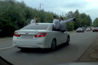 Опасные «покатушки»: в Твери молодые офицеры экстремально отметили свой выпуск из академии ВКО