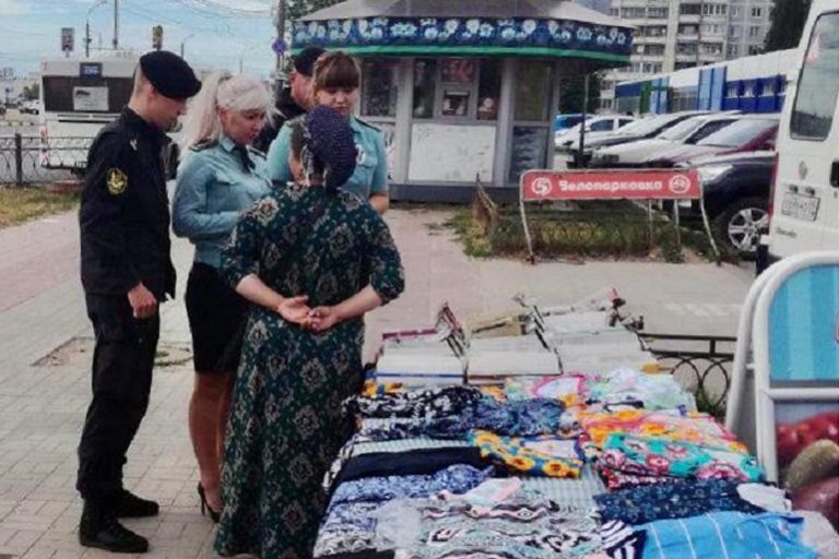 В Твери у уличных торговцев изъяли трикотаж, очки и игрушки