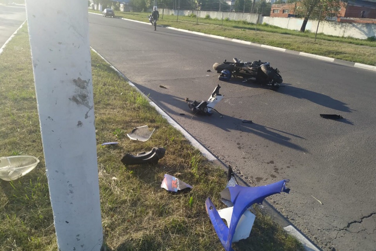 В Твери мотоциклист попал в реанимацию после наезда на столб