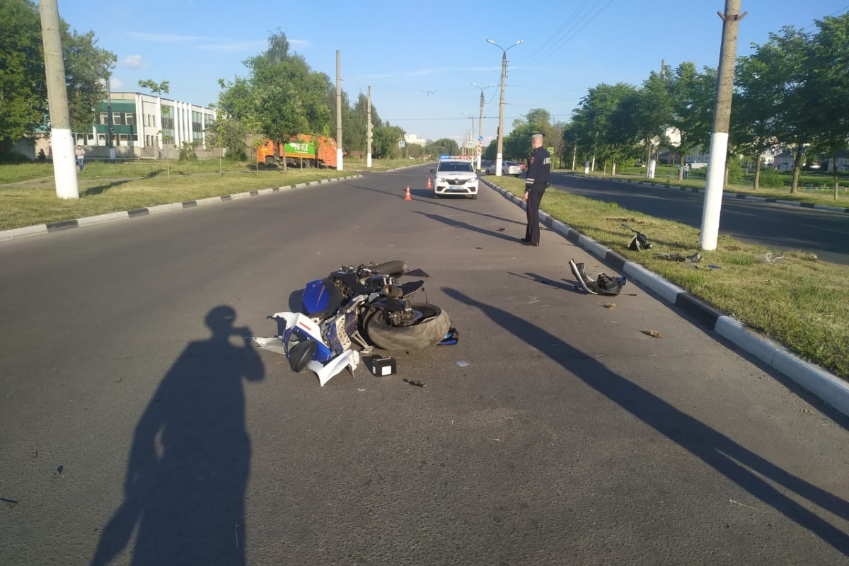 В Твери мотоциклист попал в реанимацию после наезда на столб