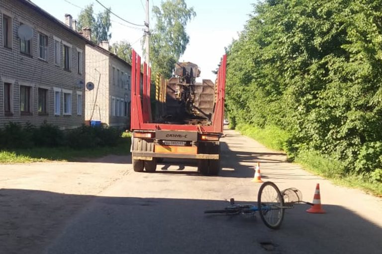 В Андреаполе велосипедист угодил под КамАЗ