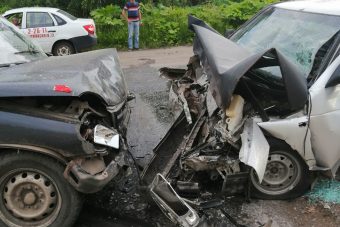 В Бологое столкнулись лоб в лоб две легковушки