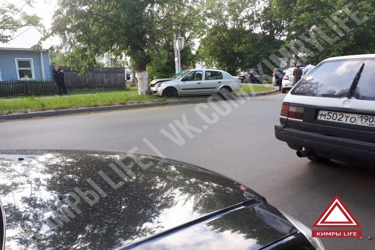 В Кимрах автоледи врезалась в дерево