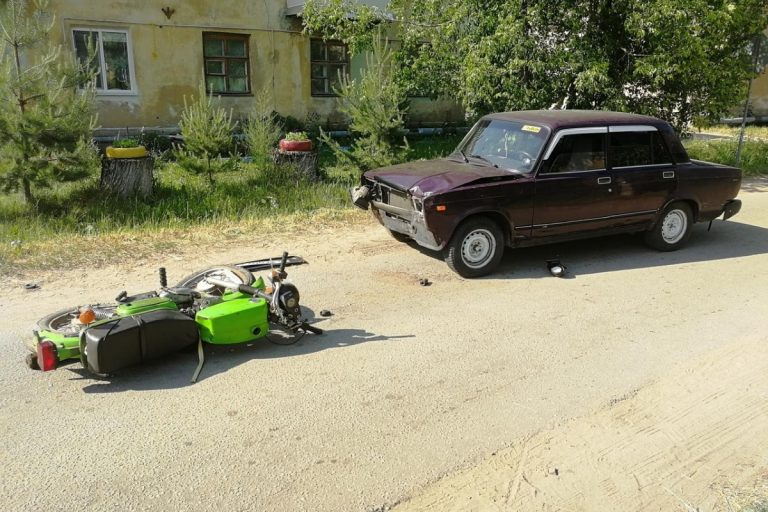 В Конаковском районе пьяный мотоциклист врезался в "семерку"
