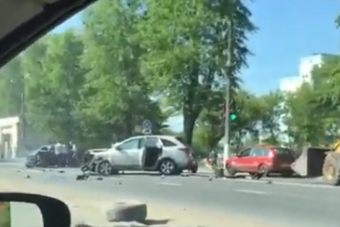 В Твери на Московском шоссе столкнулись три автомобиля