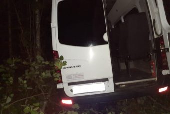 В Тверской области на М-9 вылетел в кювет микроавтобус