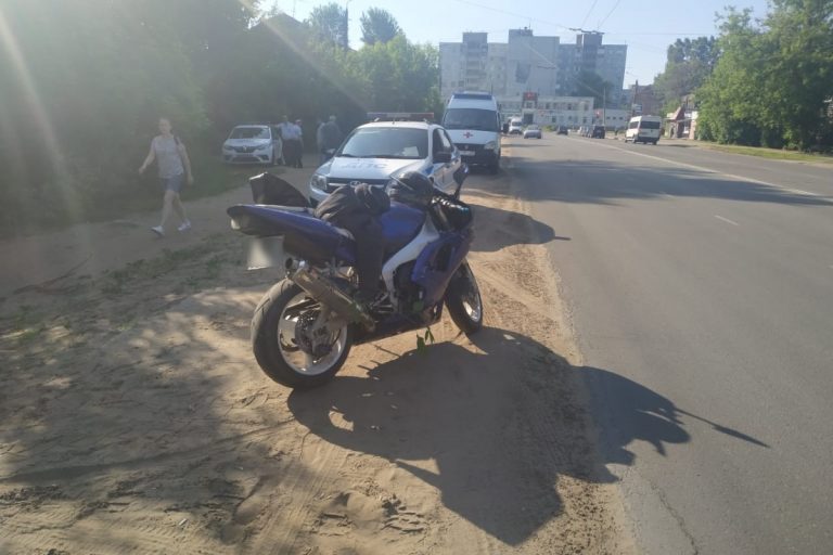 В Твери столкнулись легковушка и мотоциклист