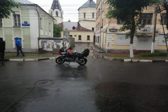 В центре Твери столкнулись внедорожник и мотоциклист