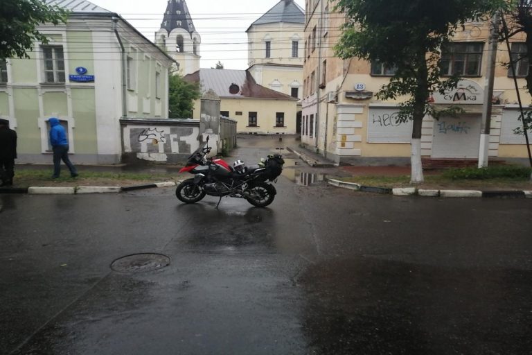 В центре Твери столкнулись внедорожник и мотоциклист
