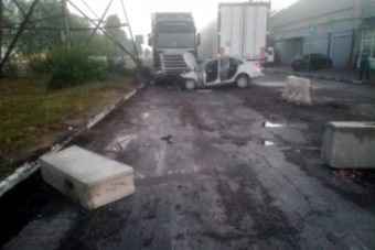В Твери легковушка врезалась в фуру