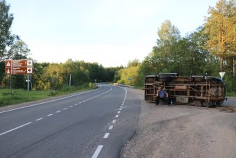 Под тверью Газель не вписалась в поворот и упала на бок