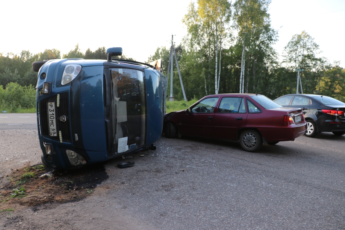 Под тверью Газель не вписалась в поворот и упала на бок