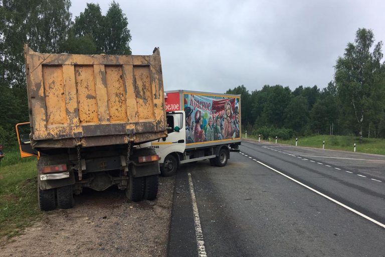 В Тверской области столкнулись самосвал и фургон, есть пострадавший