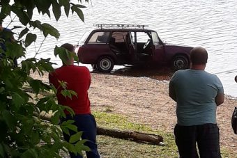 В Твери неизвестные утопили в Волге легковушку В Твери неизвестные утопили в Волге легковушку