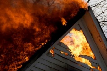 Следователи выясняют причины гибели пожилой женщины на пожаре под Тверью