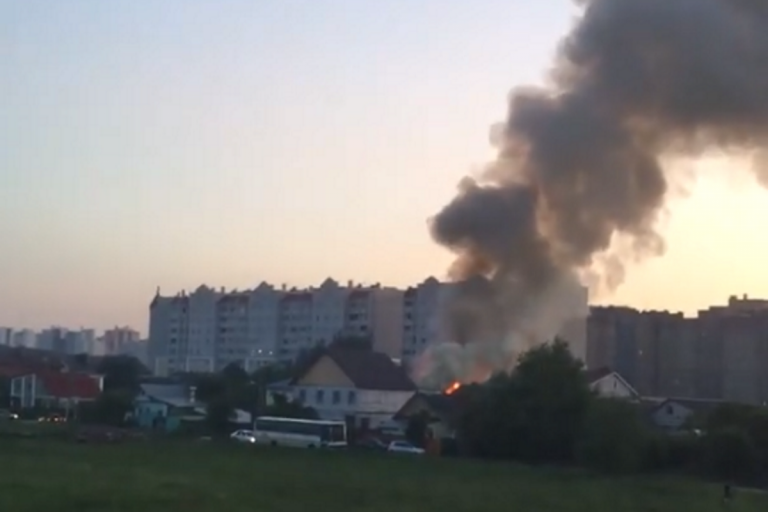 В Твери вечером загорелся нежилой дом