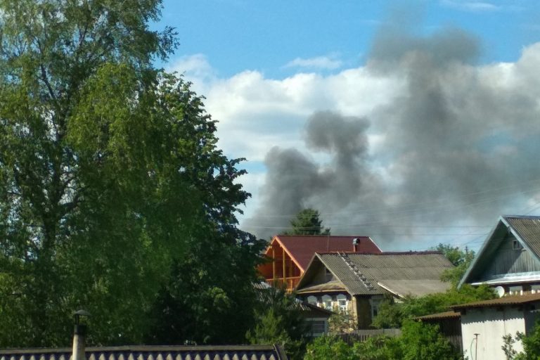 Пожар в Максатихе уничтожил несколько построек и два автомобиля