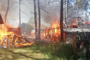 Пожар в Максатихе уничтожил несколько построек и два автомобиля