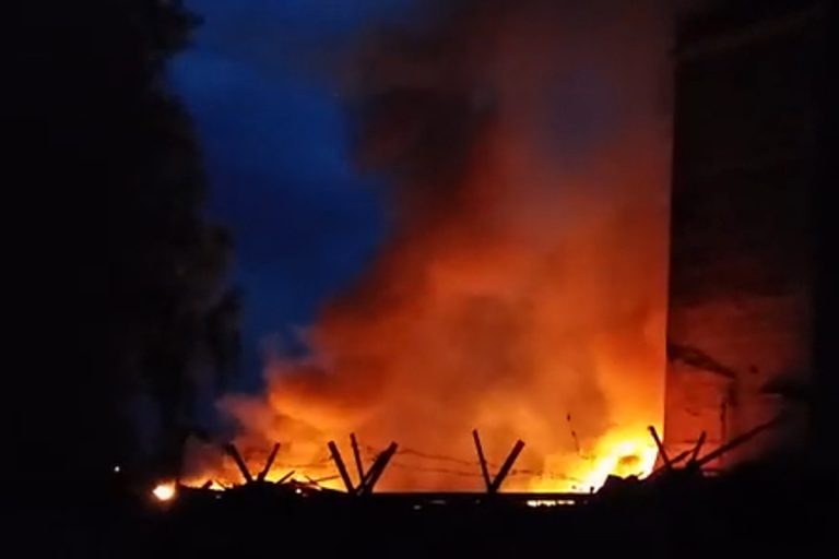 В Ржеве произошел пожар на территории бывшего завода