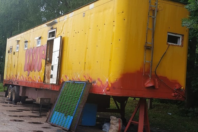 Цирковая труппа оставила в Ржеве фургон с животными
