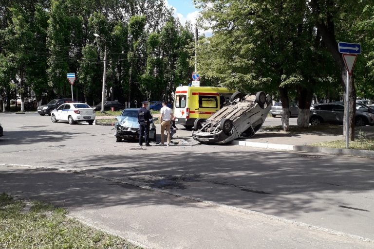 В Твери после столкновения двух машин одна из них легла на крышу