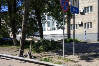 В Тверской области над трассой М-10 навис сломанный у основания столб
