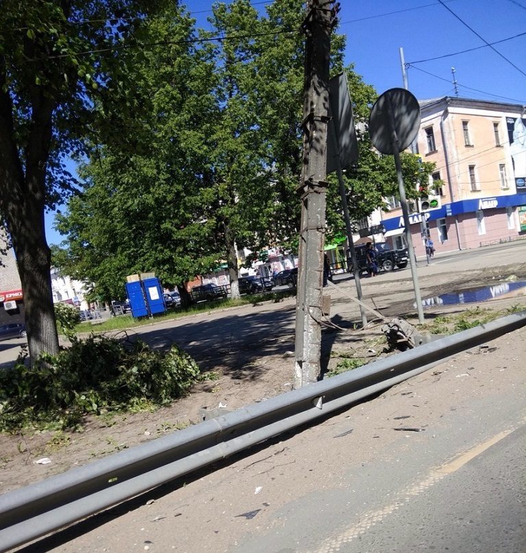 В Тверской области над трассой М-10 навис сломанный у основания столб