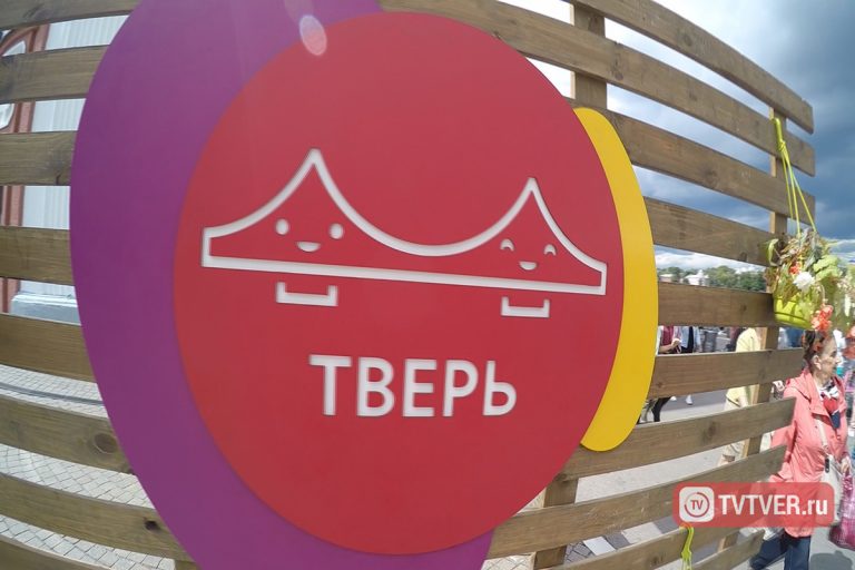Краснокожие индейцы, колбаса-гигант и папье-маше из туалетной бумаги: Тверь отмечает День города