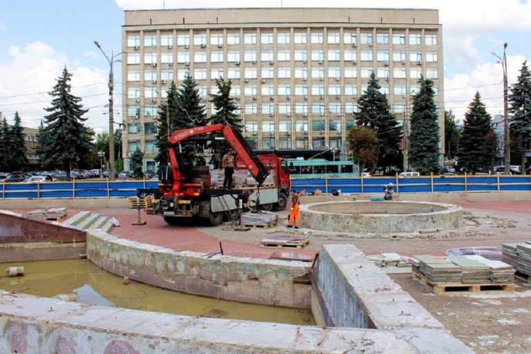 В Твери разобрали плитку и фонтан у стелы "Город воинской славы"