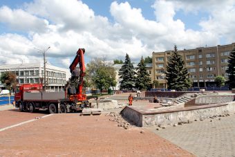 В Твери разобрали плитку и фонтан у стелы "Город воинской славы"