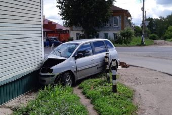 В Кашине пьяная девушка на Hyundai не вписалась в поворот и врезалась в дом