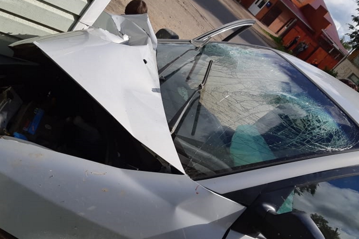 В Кашине пьяная девушка на Hyundai не вписалась в поворот и врезалась в дом
