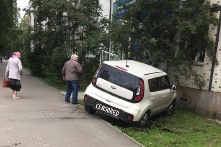 В Твери легковушка едва не сбила пенсионерку, сидевшую на лавочке В Твери легковушка едва не сбила пенсионерку, сидевшую на лавочке