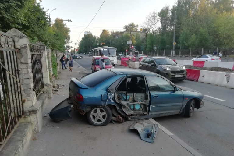 В Твери легковушка вылетела после столкновения на тротуар