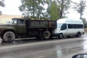 На выезде из Твери столкнулись микроавтобус и грузовик