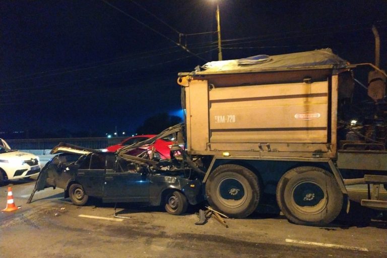 В Твери легковушка врезалась в машину МУП "ЖЭК". Есть погибший