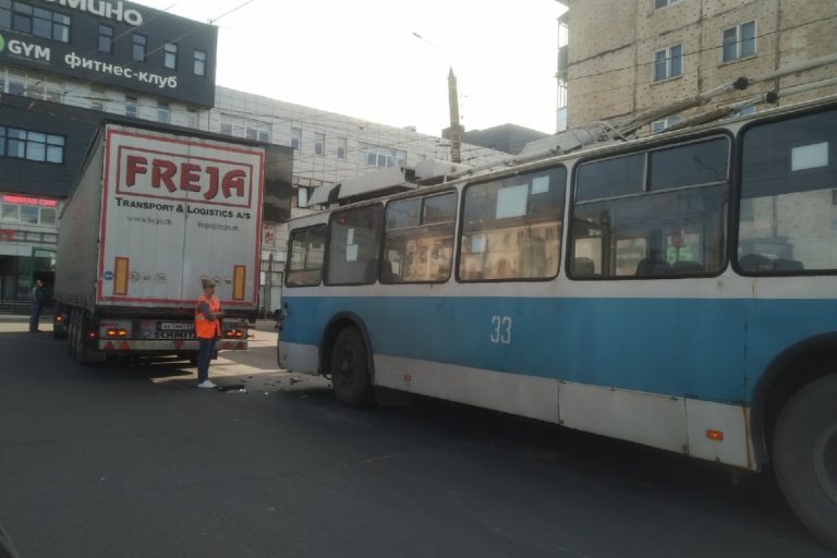 Из-за столкновения фуры и троллейбуса часть Твери встала в пробке Из-за столкновения фуры и троллейбуса часть Твери встала в пробке