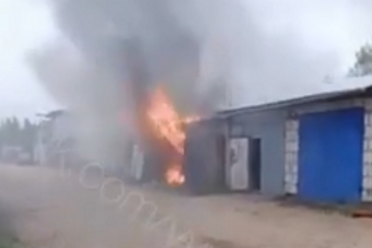 В Вышнем Волочке очевидцы сняли на видео гараж, загоревшийся во время сварочных работ