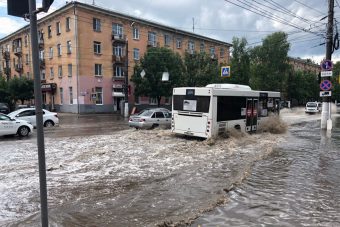 Из-за дождя в Твери затопило оживленный перекресток Из-за дождя в Твери затопило оживленный перекресток