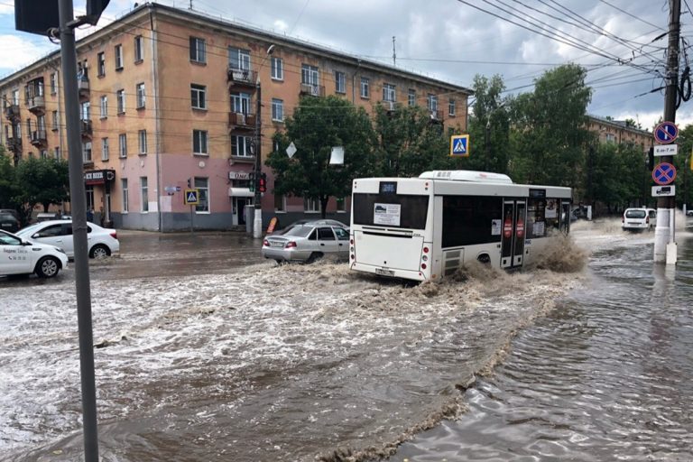 Из-за дождя в Твери затопило оживленный перекресток