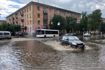 Из-за дождя в Твери затопило оживленный перекресток