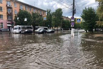 Из-за дождя в Твери затопило оживленный перекресток