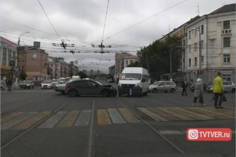 В центре Твери водитель маршрутки подставил пассажиров под удар